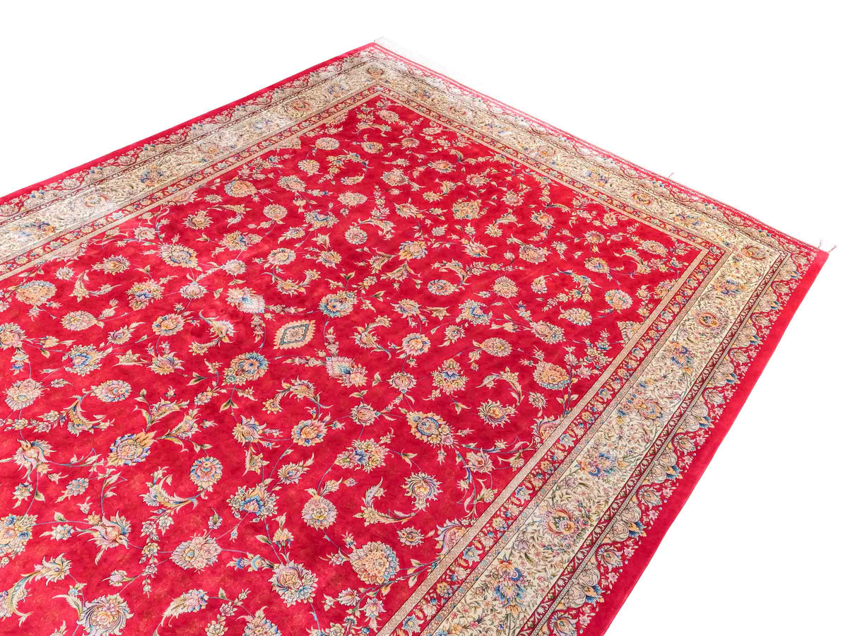 Ghom Maschinenteppich "Nowruz" 300 x 200 cm, durchgemustert, aus pflanzlicher Seide (Viskose), Rot/Cremeweiß. Teppichnummer: V67RD600H. Persian Luxury Collection by Khademi. Made in Iran / Persia – Vertrieb durch JUPITER Intl.