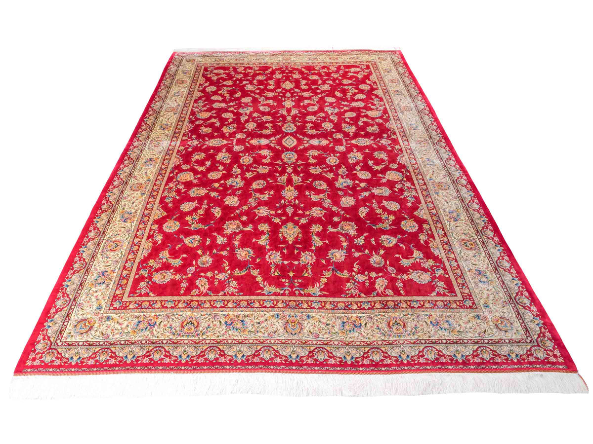 Ghom Maschinenteppich "Nowruz" 300 x 200 cm, durchgemustert, aus pflanzlicher Seide (Viskose), Rot/Cremeweiß. Teppichnummer: V67RD600H. Persian Luxury Collection by Khademi. Made in Iran / Persia – Vertrieb durch JUPITER Intl.