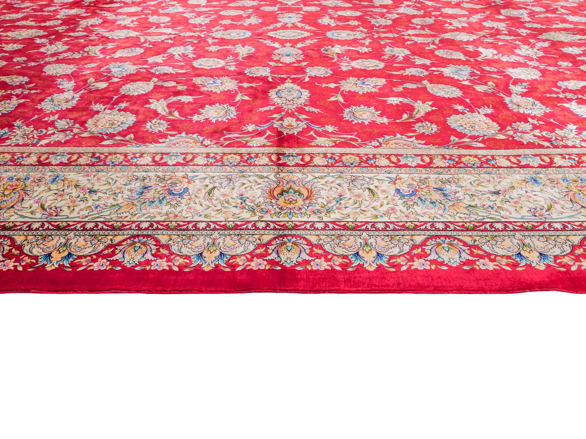 Ghom Maschinenteppich "Nowruz" 300 x 200 cm, durchgemustert, aus pflanzlicher Seide (Viskose), Rot/Cremeweiß. Teppichnummer: V67RD600H. Persian Luxury Collection by Khademi. Made in Iran / Persia – Vertrieb durch JUPITER Intl.
