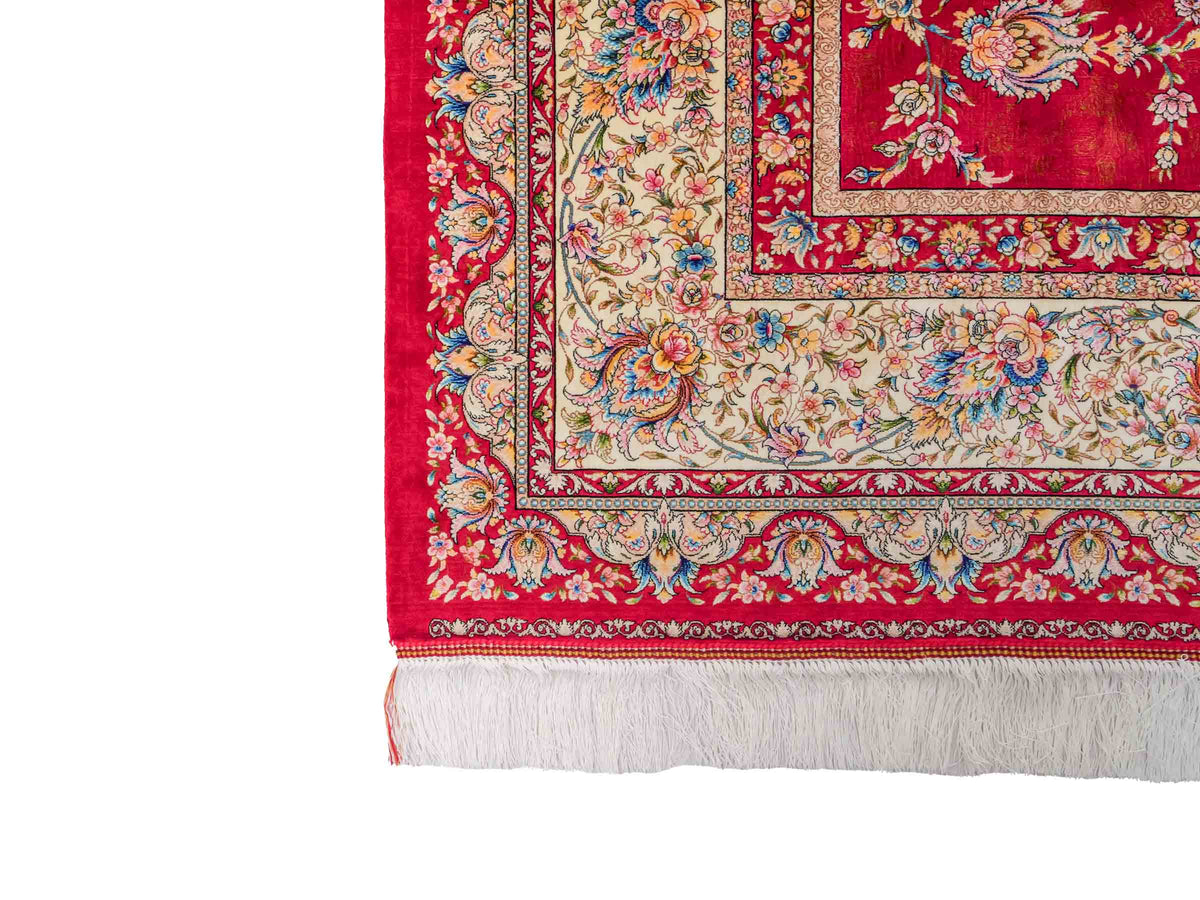Ghom Maschinenteppich "Nowruz" 300 x 200 cm, durchgemustert, aus pflanzlicher Seide (Viskose), Rot/Cremeweiß. Teppichnummer: V67RD600H. Persian Luxury Collection by Khademi. Made in Iran / Persia – Vertrieb durch JUPITER Intl.