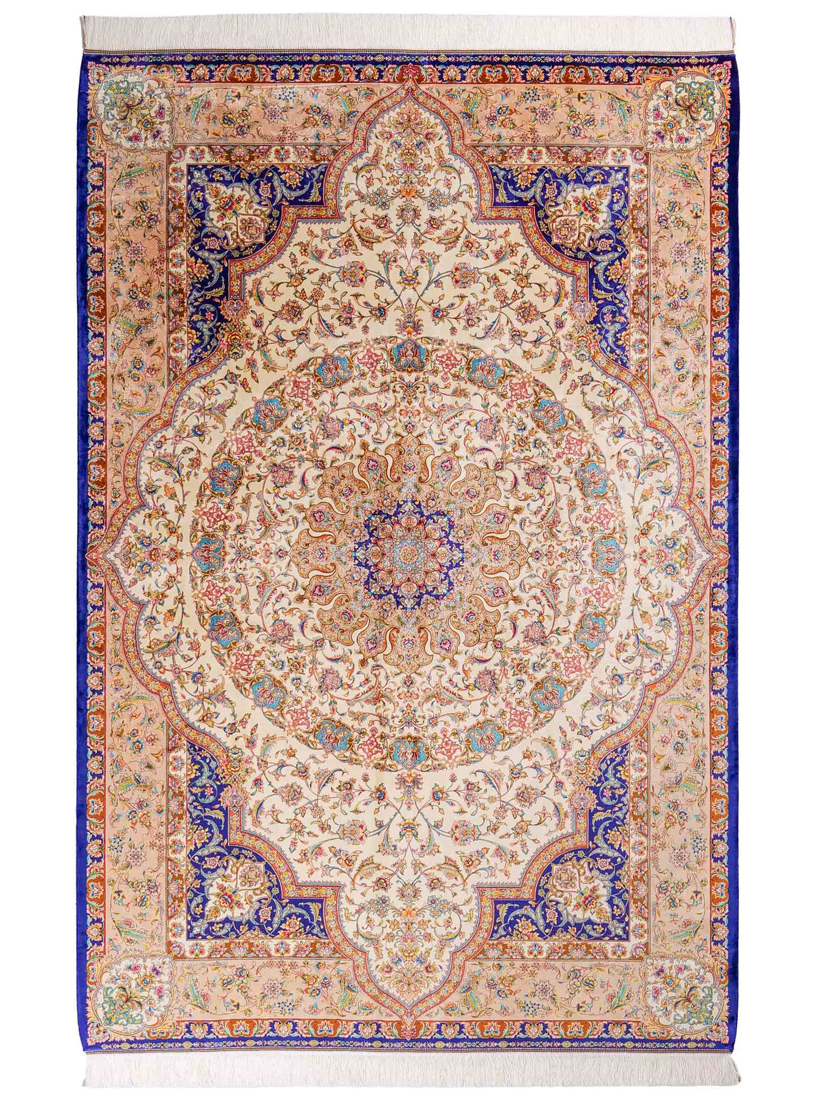 Ghom Maschinenteppich "Nuder" 225 x 150 cm, mit Medaillon, aus pflanzlicher Seide (Viskose), Cremeweiss/Beige/Blau. Teppichnummer: V65CR338H. Persian Luxury Collection by Khademi. Made in Iran / Persia – Vertrieb durch JUPITER Intl.