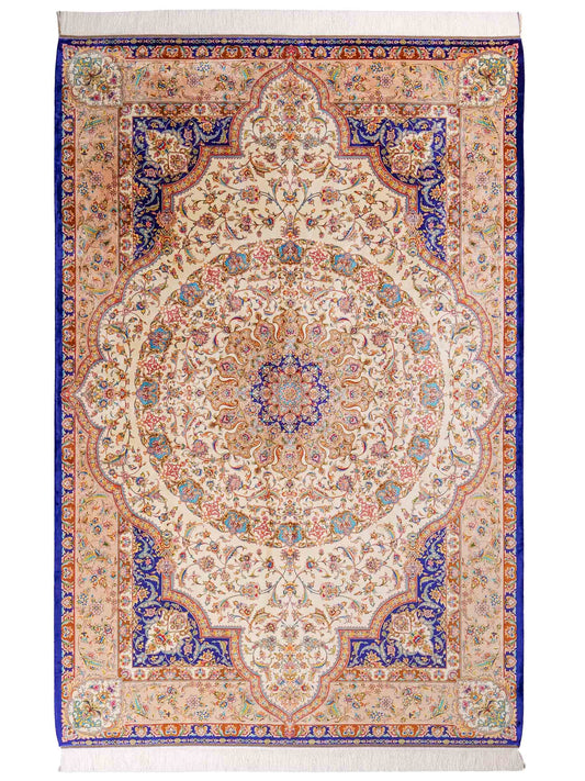 Ghom Maschinenteppich "Nuder" 225 x 150 cm, mit Medaillon, aus pflanzlicher Seide (Viskose), Cremeweiss/Beige/Blau. Teppichnummer: V65CR338H. Persian Luxury Collection by Khademi. Made in Iran / Persia – Vertrieb durch JUPITER Intl.