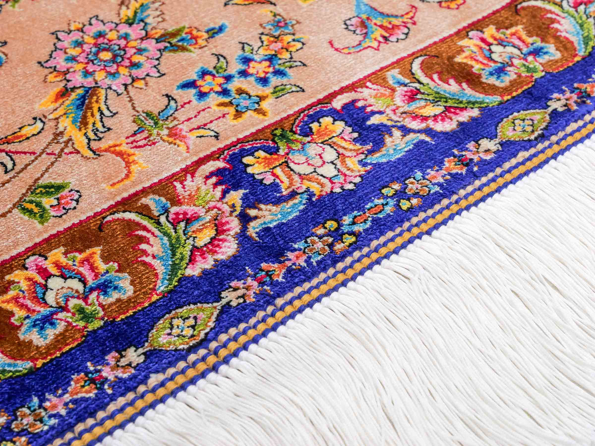 Ghom Maschinenteppich "Nuder" 225 x 150 cm, mit Medaillon, aus pflanzlicher Seide (Viskose), Cremeweiss/Beige/Blau. Teppichnummer: V65CR338H. Persian Luxury Collection by Khademi. Made in Iran / Persia – Vertrieb durch JUPITER Intl.