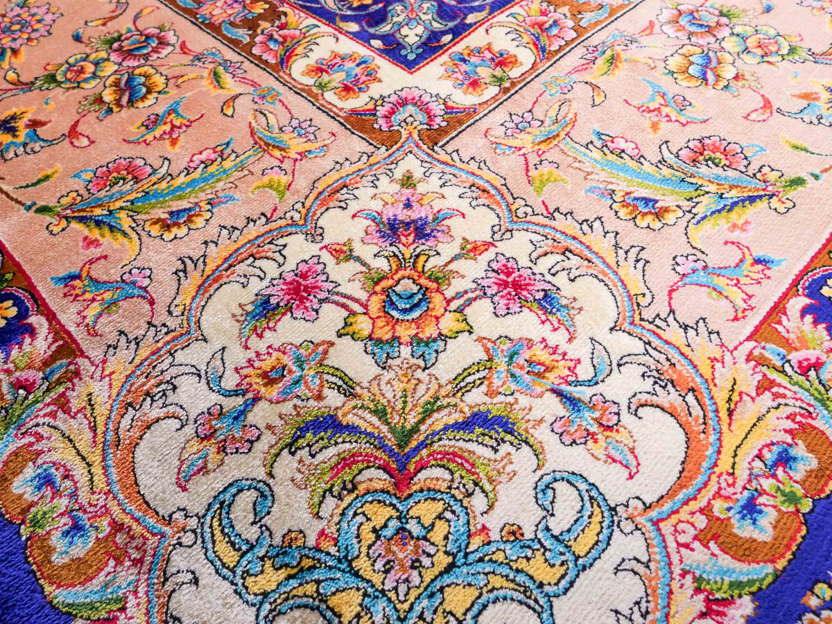 Ghom Maschinenteppich "Nuder" 225 x 150 cm, mit Medaillon, aus pflanzlicher Seide (Viskose), Cremeweiss/Beige/Blau. Teppichnummer: V65CR338H. Persian Luxury Collection by Khademi. Made in Iran / Persia – Vertrieb durch JUPITER Intl.