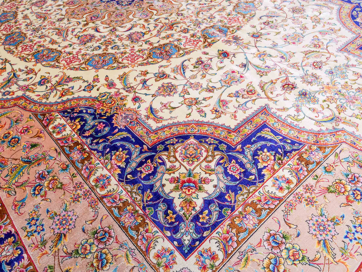 Ghom Maschinenteppich "Nuder" 225 x 150 cm, mit Medaillon, aus pflanzlicher Seide (Viskose), Cremeweiss/Beige/Blau. Teppichnummer: V65CR338H. Persian Luxury Collection by Khademi. Made in Iran / Persia – Vertrieb durch JUPITER Intl.