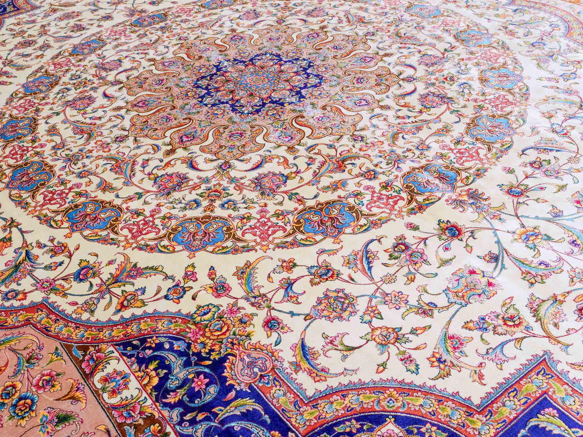 Ghom Maschinenteppich "Nuder" 225 x 150 cm, mit Medaillon, aus pflanzlicher Seide (Viskose), Cremeweiss/Beige/Blau. Teppichnummer: V65CR338H. Persian Luxury Collection by Khademi. Made in Iran / Persia – Vertrieb durch JUPITER Intl.