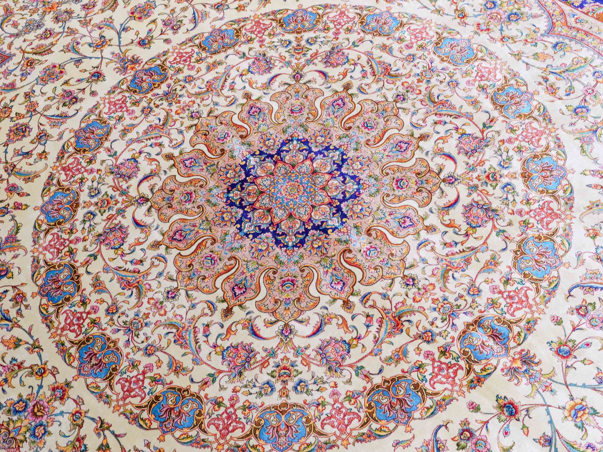 Ghom Maschinenteppich "Nuder" 225 x 150 cm, mit Medaillon, aus pflanzlicher Seide (Viskose), Cremeweiss/Beige/Blau. Teppichnummer: V65CR338H. Persian Luxury Collection by Khademi. Made in Iran / Persia – Vertrieb durch JUPITER Intl.