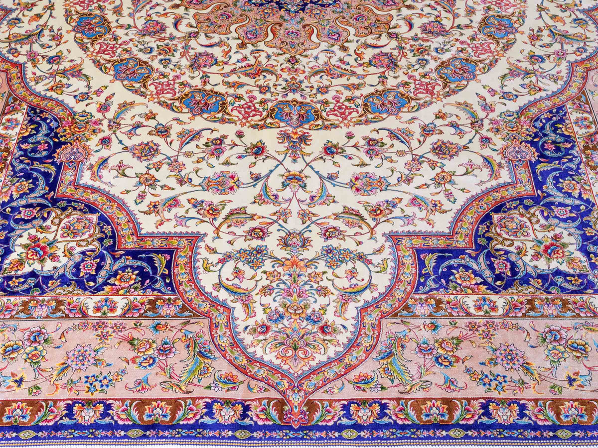 Ghom Maschinenteppich "Nuder" 225 x 150 cm, mit Medaillon, aus pflanzlicher Seide (Viskose), Cremeweiss/Beige/Blau. Teppichnummer: V65CR338H. Persian Luxury Collection by Khademi. Made in Iran / Persia – Vertrieb durch JUPITER Intl.