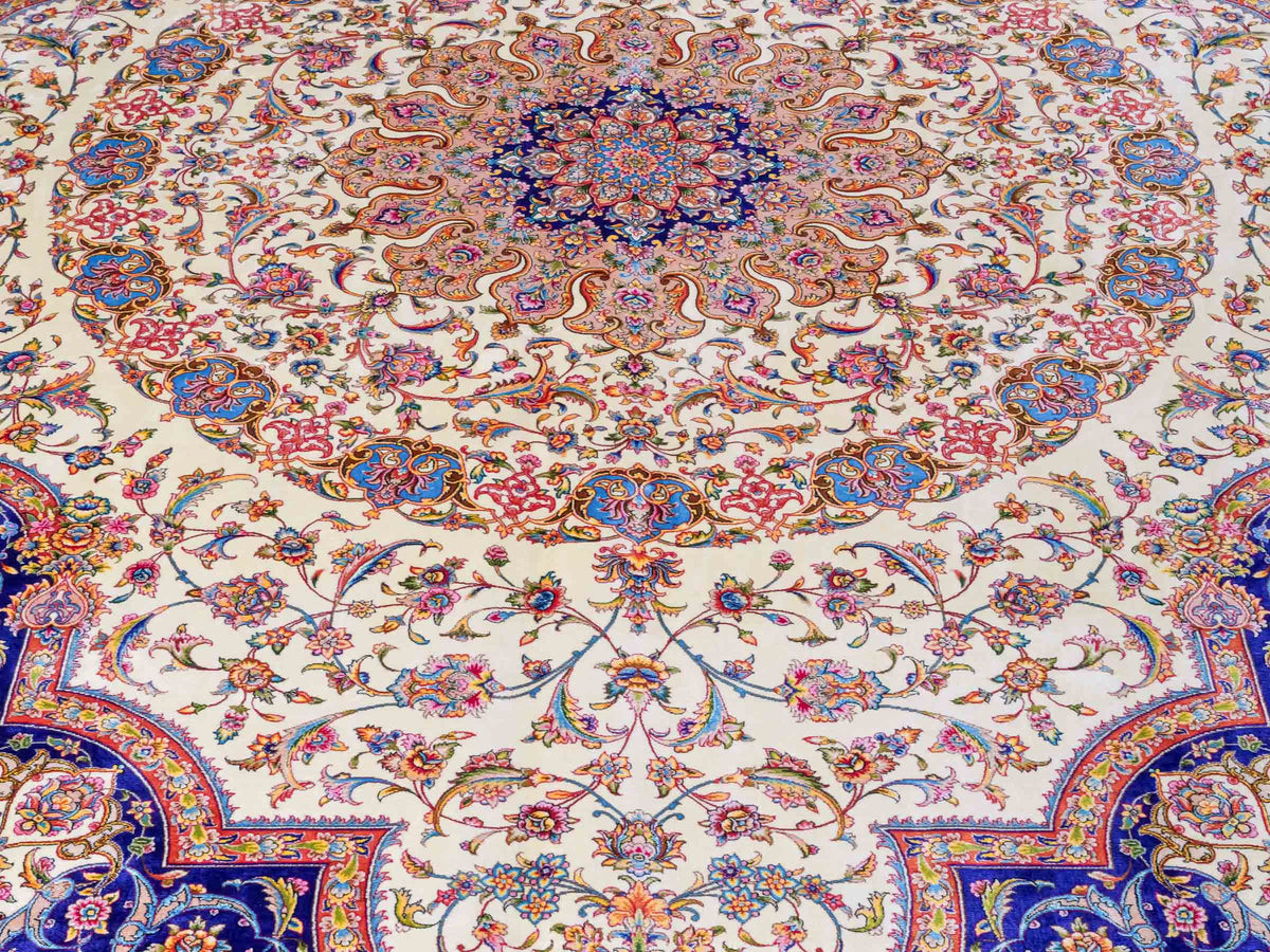 Ghom Maschinenteppich "Nuder" 225 x 150 cm, mit Medaillon, aus pflanzlicher Seide (Viskose), Cremeweiss/Beige/Blau. Teppichnummer: V65CR338H. Persian Luxury Collection by Khademi. Made in Iran / Persia – Vertrieb durch JUPITER Intl.