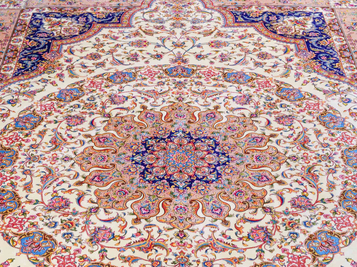 Ghom Maschinenteppich "Nuder" 225 x 150 cm, mit Medaillon, aus pflanzlicher Seide (Viskose), Cremeweiss/Beige/Blau. Teppichnummer: V65CR338H. Persian Luxury Collection by Khademi. Made in Iran / Persia – Vertrieb durch JUPITER Intl.