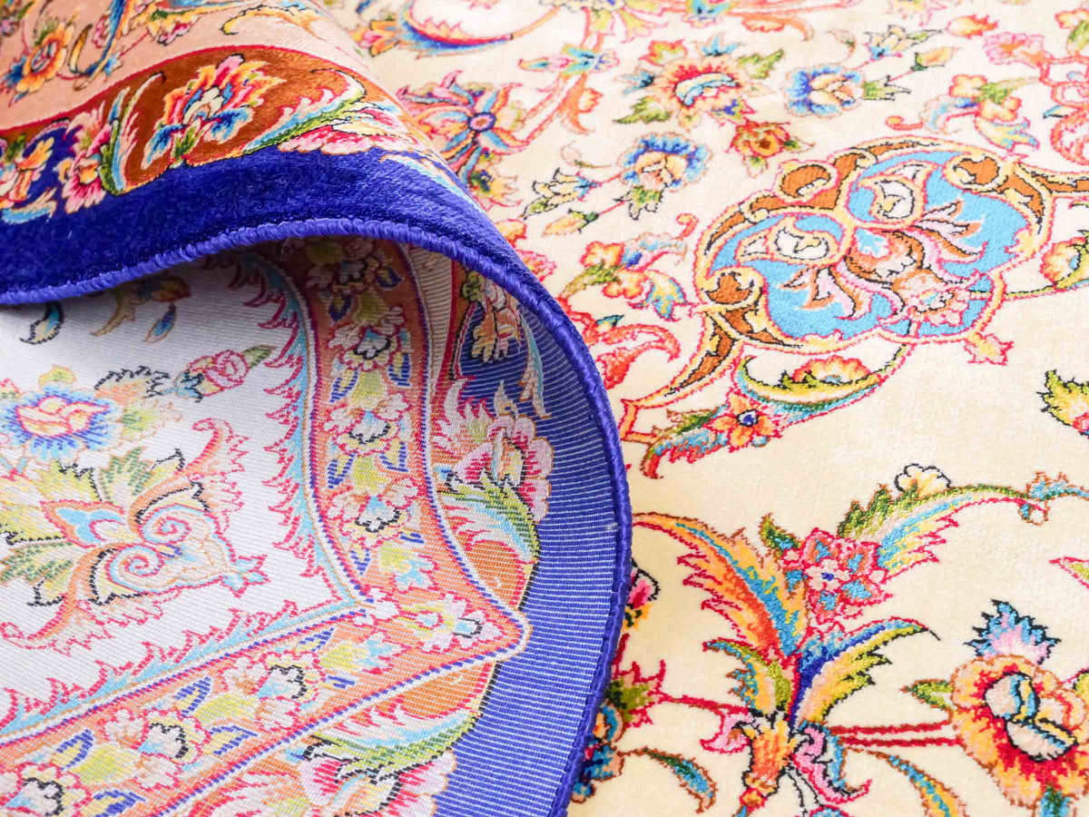 Ghom Maschinenteppich "Nuder" 225 x 150 cm, mit Medaillon, aus pflanzlicher Seide (Viskose), Cremeweiss/Beige/Blau. Teppichnummer: V65CR338H. Persian Luxury Collection by Khademi. Made in Iran / Persia – Vertrieb durch JUPITER Intl.