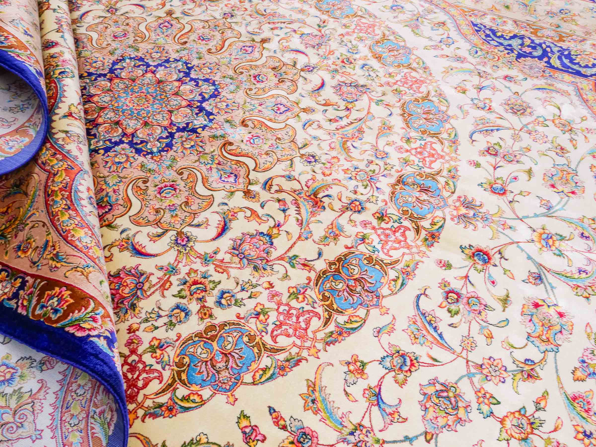 Ghom Maschinenteppich "Nuder" 225 x 150 cm, mit Medaillon, aus pflanzlicher Seide (Viskose), Cremeweiss/Beige/Blau. Teppichnummer: V65CR338H. Persian Luxury Collection by Khademi. Made in Iran / Persia – Vertrieb durch JUPITER Intl.