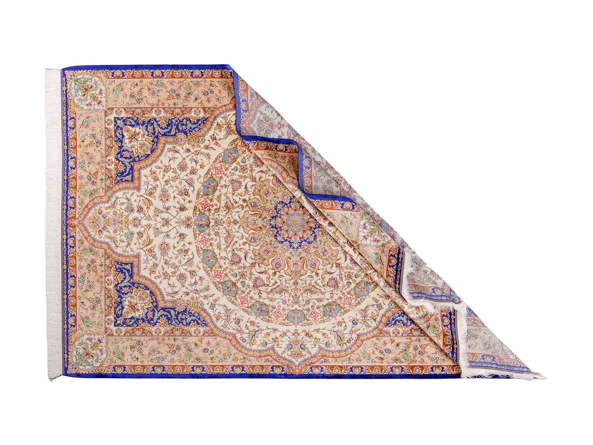 Ghom Maschinenteppich "Nuder" 225 x 150 cm, mit Medaillon, aus pflanzlicher Seide (Viskose), Cremeweiss/Beige/Blau. Teppichnummer: V65CR338H. Persian Luxury Collection by Khademi. Made in Iran / Persia – Vertrieb durch JUPITER Intl.