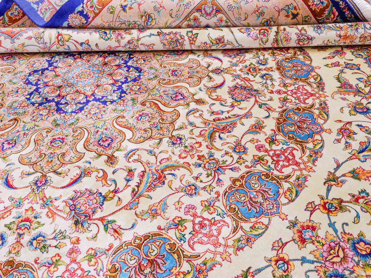 Ghom Maschinenteppich "Nuder" 225 x 150 cm, mit Medaillon, aus pflanzlicher Seide (Viskose), Cremeweiss/Beige/Blau. Teppichnummer: V65CR338H. Persian Luxury Collection by Khademi. Made in Iran / Persia – Vertrieb durch JUPITER Intl.