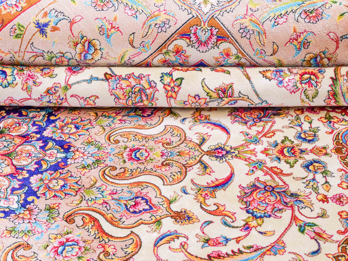 Ghom Maschinenteppich "Nuder" 225 x 150 cm, mit Medaillon, aus pflanzlicher Seide (Viskose), Cremeweiss/Beige/Blau. Teppichnummer: V65CR338H. Persian Luxury Collection by Khademi. Made in Iran / Persia – Vertrieb durch JUPITER Intl.