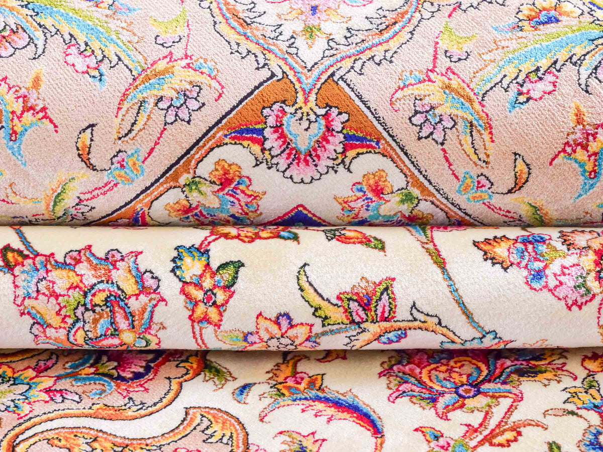 Ghom Maschinenteppich "Nuder" 225 x 150 cm, mit Medaillon, aus pflanzlicher Seide (Viskose), Cremeweiss/Beige/Blau. Teppichnummer: V65CR338H. Persian Luxury Collection by Khademi. Made in Iran / Persia – Vertrieb durch JUPITER Intl.