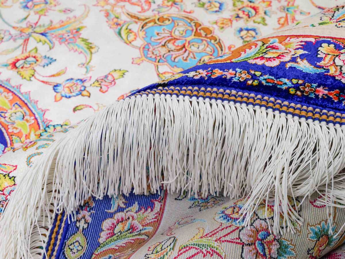 Ghom Maschinenteppich "Nuder" 225 x 150 cm, mit Medaillon, aus pflanzlicher Seide (Viskose), Cremeweiss/Beige/Blau. Teppichnummer: V65CR338H. Persian Luxury Collection by Khademi. Made in Iran / Persia – Vertrieb durch JUPITER Intl.