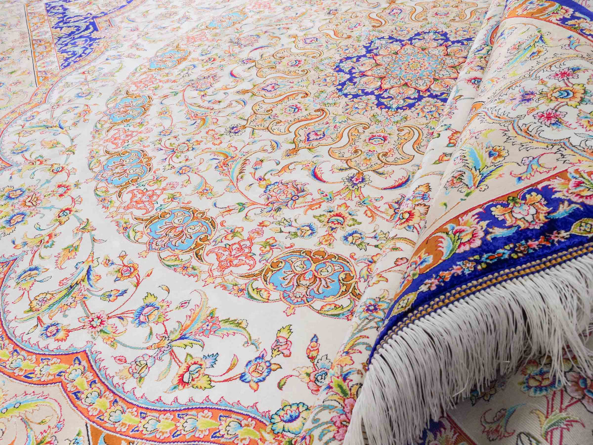 Ghom Maschinenteppich "Nuder" 225 x 150 cm, mit Medaillon, aus pflanzlicher Seide (Viskose), Cremeweiss/Beige/Blau. Teppichnummer: V65CR338H. Persian Luxury Collection by Khademi. Made in Iran / Persia – Vertrieb durch JUPITER Intl.