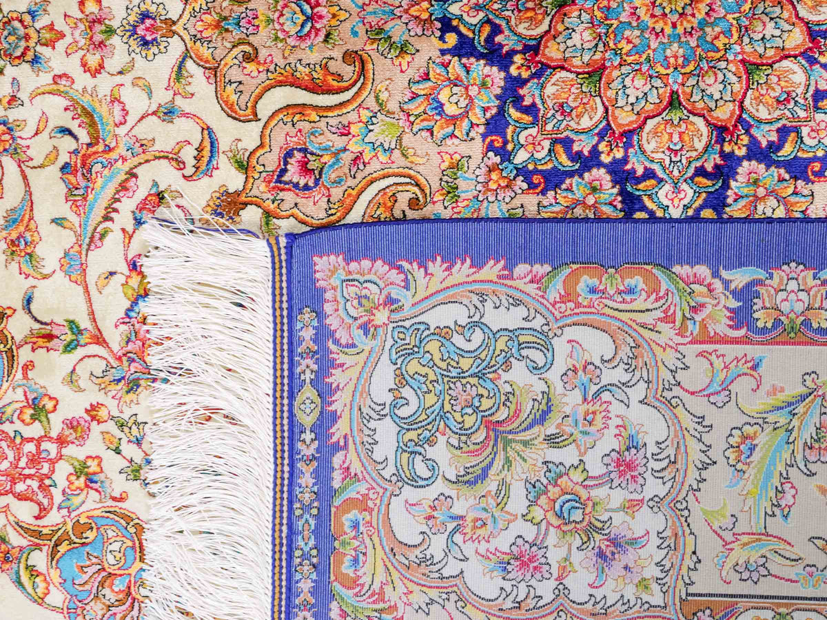 Ghom Maschinenteppich "Nuder" 225 x 150 cm, mit Medaillon, aus pflanzlicher Seide (Viskose), Cremeweiss/Beige/Blau. Teppichnummer: V65CR338H. Persian Luxury Collection by Khademi. Made in Iran / Persia – Vertrieb durch JUPITER Intl.