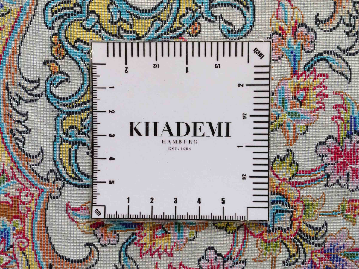 Ghom Maschinenteppich "Nuder" 225 x 150 cm, mit Medaillon, aus pflanzlicher Seide (Viskose), Cremeweiss/Beige/Blau. Teppichnummer: V65CR338H. Persian Luxury Collection by Khademi. Made in Iran / Persia – Vertrieb durch JUPITER Intl.