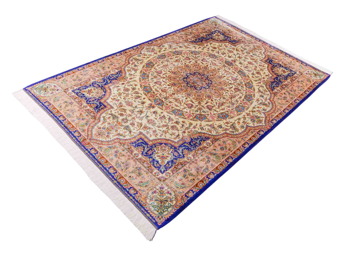 Ghom Maschinenteppich "Nuder" 225 x 150 cm, mit Medaillon, aus pflanzlicher Seide (Viskose), Cremeweiss/Beige/Blau. Teppichnummer: V65CR338H. Persian Luxury Collection by Khademi. Made in Iran / Persia – Vertrieb durch JUPITER Intl.
