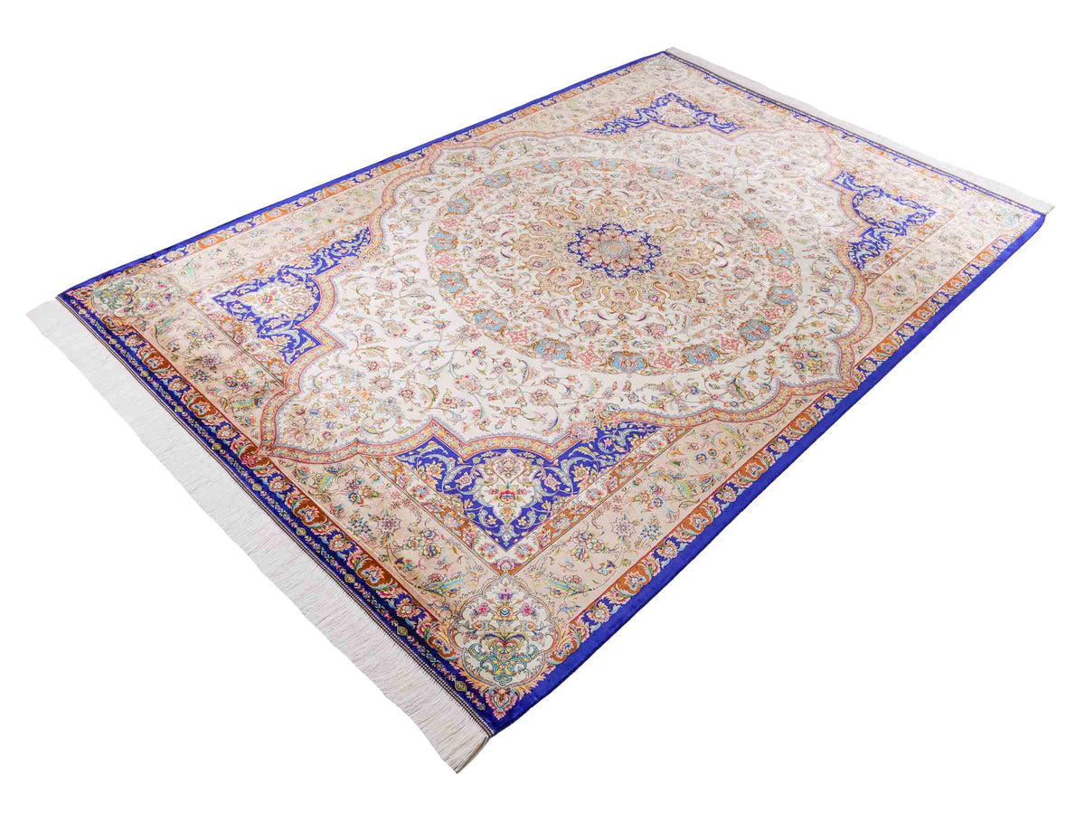 Ghom Maschinenteppich "Nuder" 225 x 150 cm, mit Medaillon, aus pflanzlicher Seide (Viskose), Cremeweiss/Beige/Blau. Teppichnummer: V65CR338H. Persian Luxury Collection by Khademi. Made in Iran / Persia – Vertrieb durch JUPITER Intl.