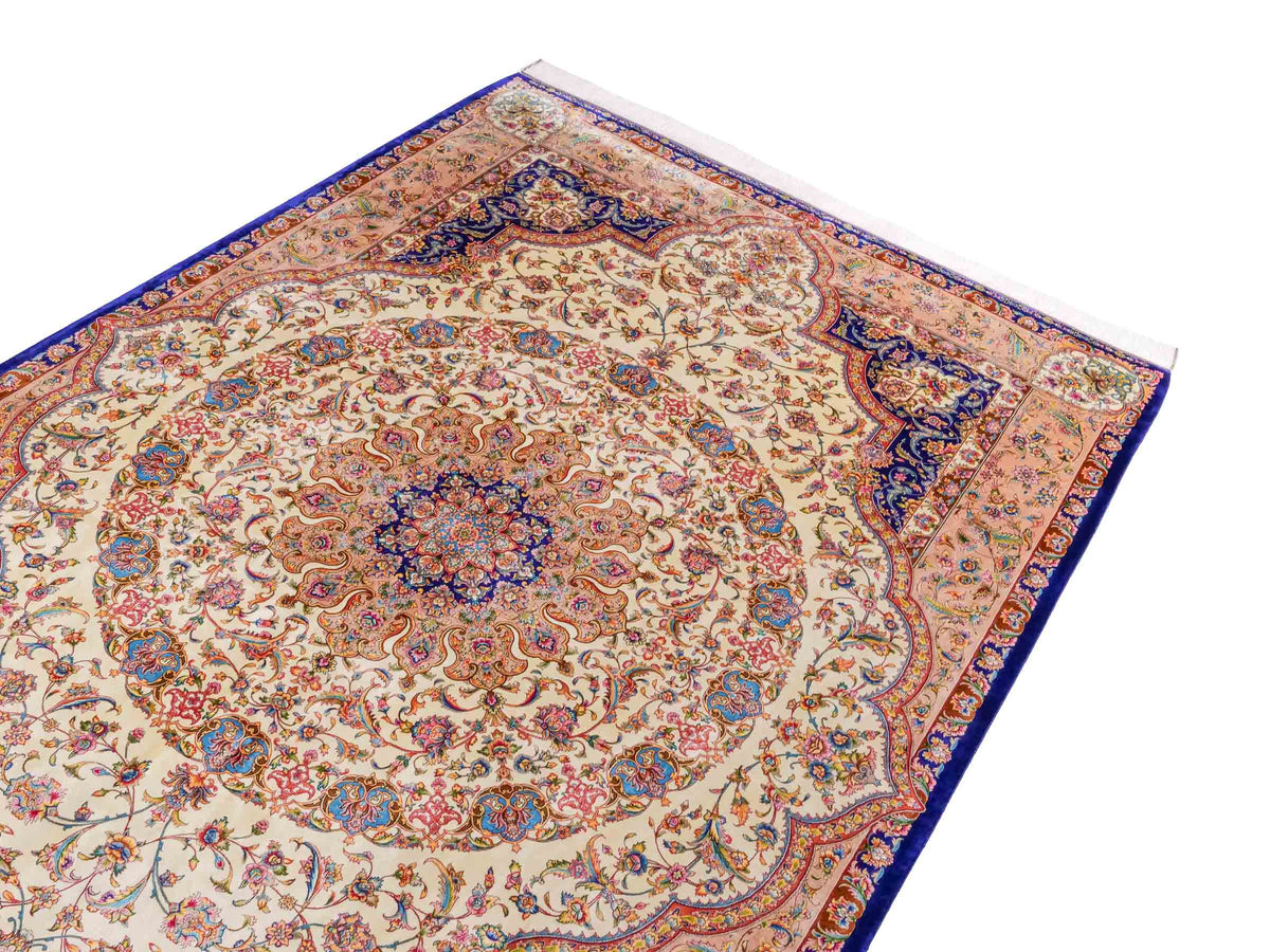 Ghom Maschinenteppich "Nuder" 225 x 150 cm, mit Medaillon, aus pflanzlicher Seide (Viskose), Cremeweiss/Beige/Blau. Teppichnummer: V65CR338H. Persian Luxury Collection by Khademi. Made in Iran / Persia – Vertrieb durch JUPITER Intl.