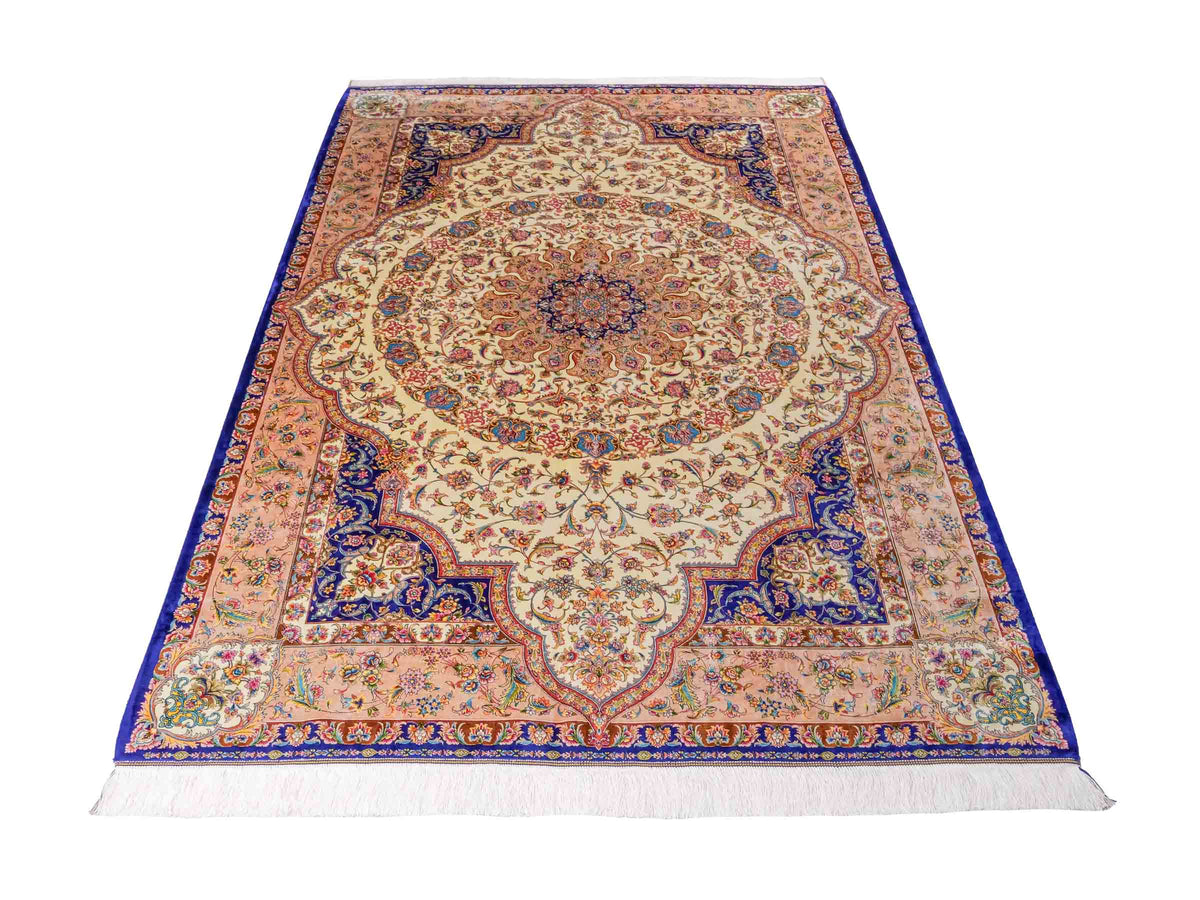 Ghom Maschinenteppich "Nuder" 225 x 150 cm, mit Medaillon, aus pflanzlicher Seide (Viskose), Cremeweiss/Beige/Blau. Teppichnummer: V65CR338H. Persian Luxury Collection by Khademi. Made in Iran / Persia – Vertrieb durch JUPITER Intl.