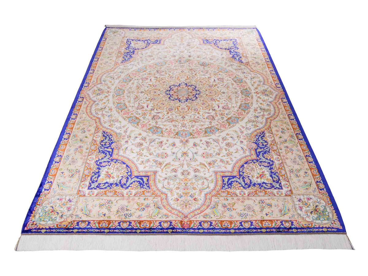 Ghom Maschinenteppich "Nuder" 225 x 150 cm, mit Medaillon, aus pflanzlicher Seide (Viskose), Cremeweiss/Beige/Blau. Teppichnummer: V65CR338H. Persian Luxury Collection by Khademi. Made in Iran / Persia – Vertrieb durch JUPITER Intl.