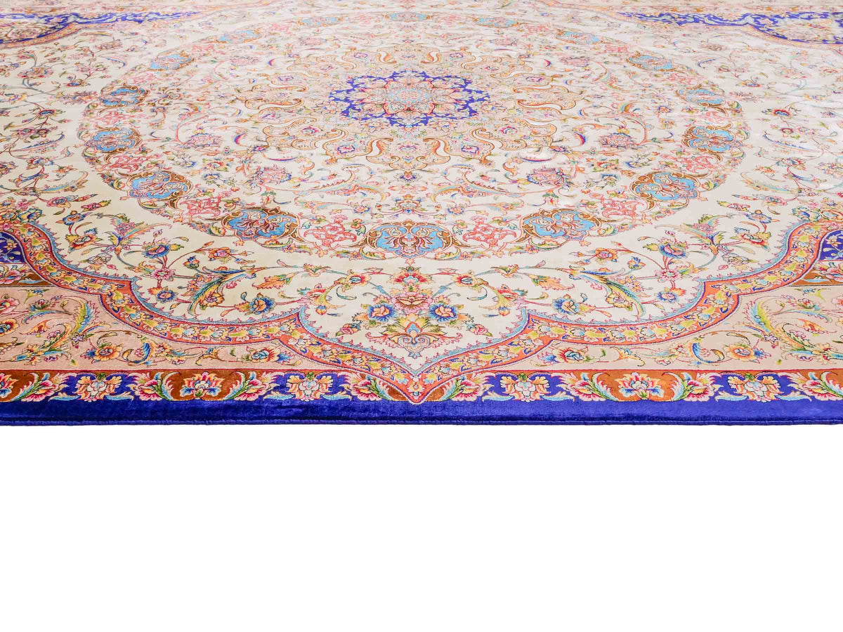 Ghom Maschinenteppich "Nuder" 225 x 150 cm, mit Medaillon, aus pflanzlicher Seide (Viskose), Cremeweiss/Beige/Blau. Teppichnummer: V65CR338H. Persian Luxury Collection by Khademi. Made in Iran / Persia – Vertrieb durch JUPITER Intl.