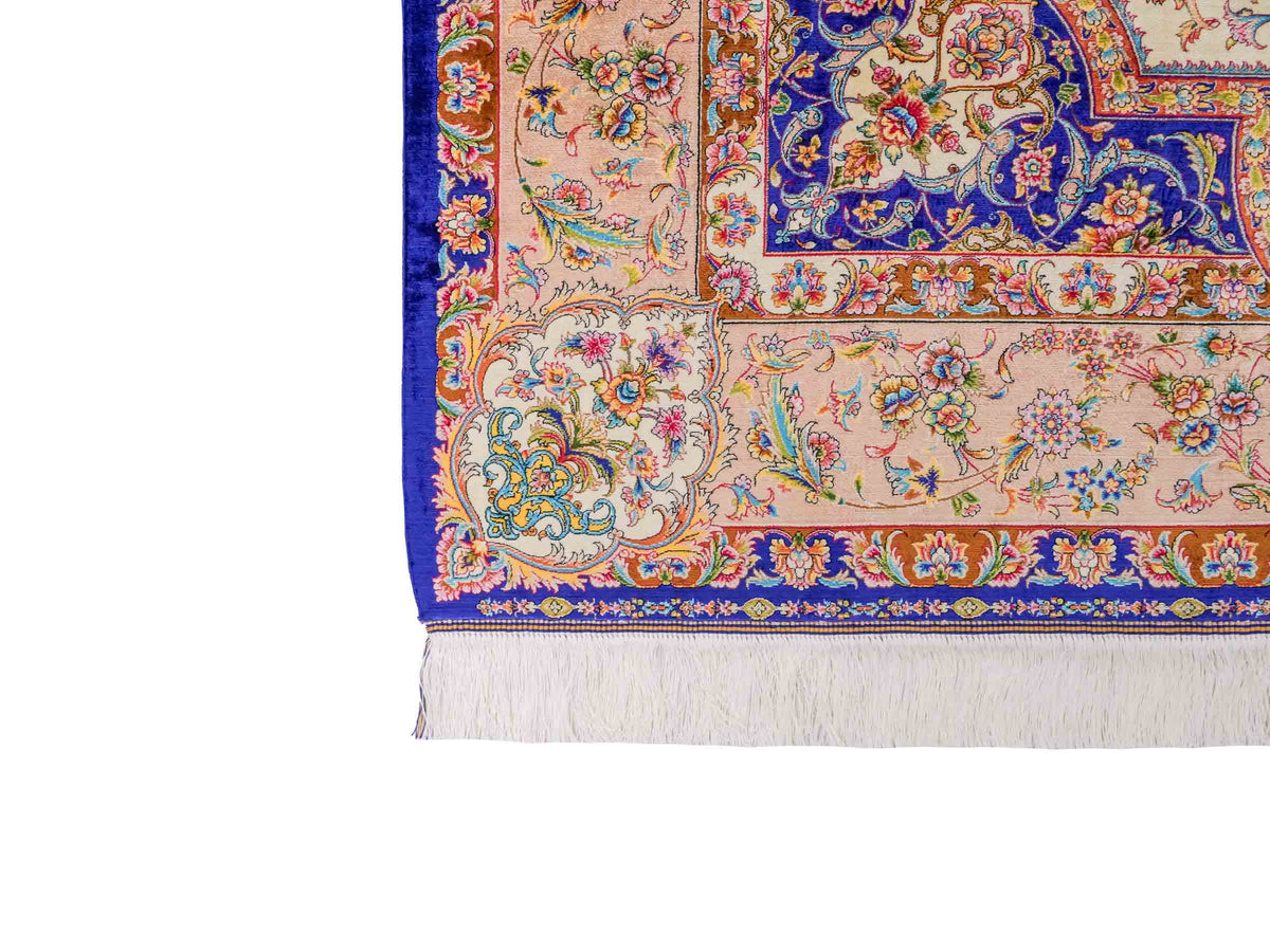 Ghom Maschinenteppich "Nuder" 225 x 150 cm, mit Medaillon, aus pflanzlicher Seide (Viskose), Cremeweiss/Beige/Blau. Teppichnummer: V65CR338H. Persian Luxury Collection by Khademi. Made in Iran / Persia – Vertrieb durch JUPITER Intl.