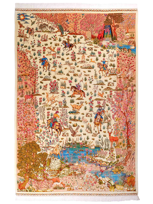 Ghom Maschinenteppich "Pahlevan" 290 x 200 cm, mit Jagdmotiv / Paradies Garten Eden, aus pflanzlicher Seide (Viskose), Cremeweiß/Beige. Teppichnummer: V66CB580H. Persian Luxury Collection by Khademi. Made in Iran / Persia – Vertrieb durch JUPITER Intl.