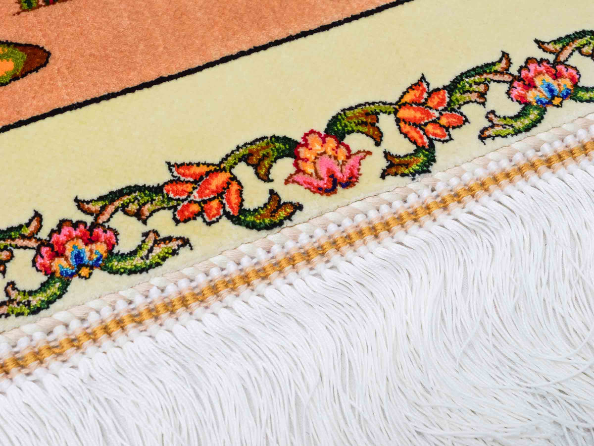 Ghom Maschinenteppich "Pahlevan" 290 x 200 cm, mit Jagdmotiv / Paradies Garten Eden, aus pflanzlicher Seide (Viskose), Cremeweiß/Beige. Teppichnummer: V66CB580H. Persian Luxury Collection by Khademi. Made in Iran / Persia – Seller: JUPITER Intl.
