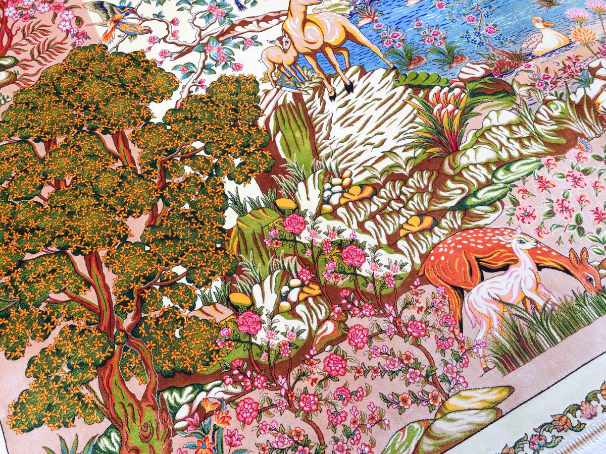 Ghom Maschinenteppich "Pahlevan" 290 x 200 cm, mit Jagdmotiv / Paradies Garten Eden, aus pflanzlicher Seide (Viskose), Cremeweiß/Beige. Teppichnummer: V66CB580H. Persian Luxury Collection by Khademi. Made in Iran / Persia – Seller: JUPITER Intl.