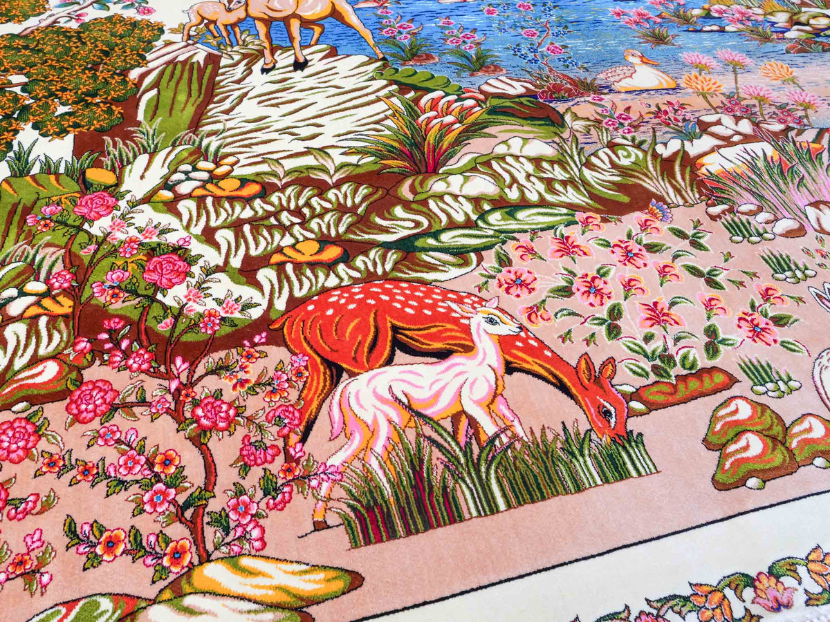 Ghom Maschinenteppich "Pahlevan" 290 x 200 cm, mit Jagdmotiv / Paradies Garten Eden, aus pflanzlicher Seide (Viskose), Cremeweiß/Beige. Teppichnummer: V66CB580H. Persian Luxury Collection by Khademi. Made in Iran / Persia – Seller: JUPITER Intl.