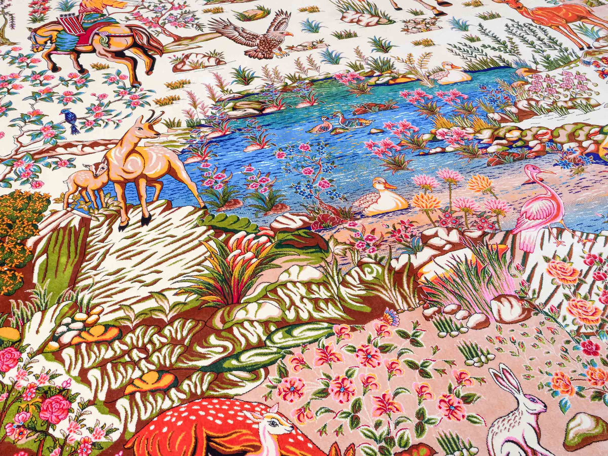 Ghom Maschinenteppich "Pahlevan" 290 x 200 cm, mit Jagdmotiv / Paradies Garten Eden, aus pflanzlicher Seide (Viskose), Cremeweiß/Beige. Teppichnummer: V66CB580H. Persian Luxury Collection by Khademi. Made in Iran / Persia – Seller: JUPITER Intl.