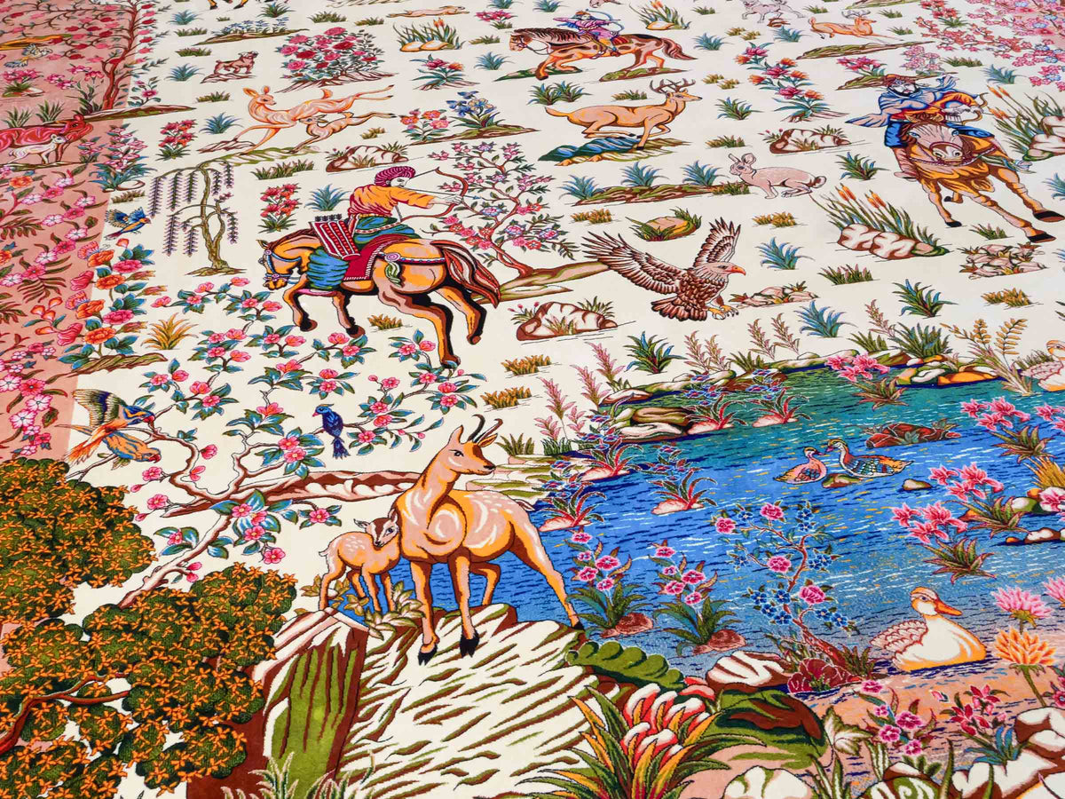 Ghom Maschinenteppich "Pahlevan" 290 x 200 cm, mit Jagdmotiv / Paradies Garten Eden, aus pflanzlicher Seide (Viskose), Cremeweiß/Beige. Teppichnummer: V66CB580H. Persian Luxury Collection by Khademi. Made in Iran / Persia – Seller: JUPITER Intl.
