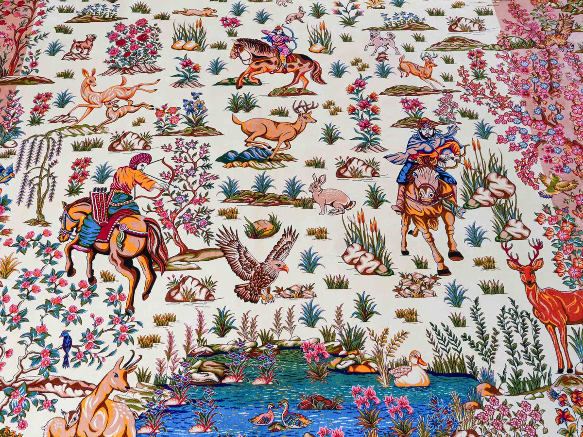 Ghom Maschinenteppich "Pahlevan" 290 x 200 cm, mit Jagdmotiv / Paradies Garten Eden, aus pflanzlicher Seide (Viskose), Cremeweiß/Beige. Teppichnummer: V66CB580H. Persian Luxury Collection by Khademi. Made in Iran / Persia – Seller: JUPITER Intl.