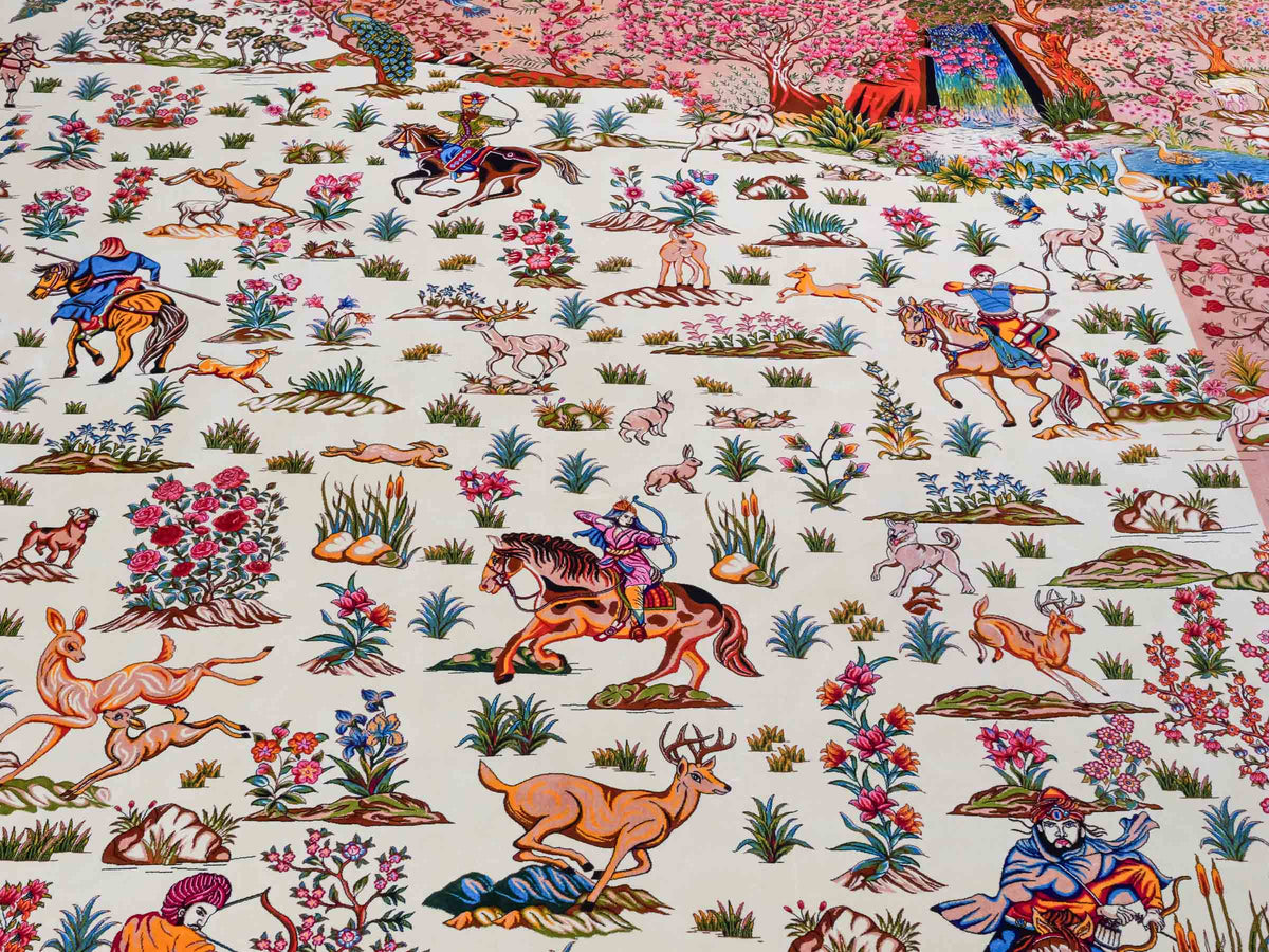 Ghom Maschinenteppich "Pahlevan" 290 x 200 cm, mit Jagdmotiv / Paradies Garten Eden, aus pflanzlicher Seide (Viskose), Cremeweiß/Beige. Teppichnummer: V66CB580H. Persian Luxury Collection by Khademi. Made in Iran / Persia – Seller: JUPITER Intl.