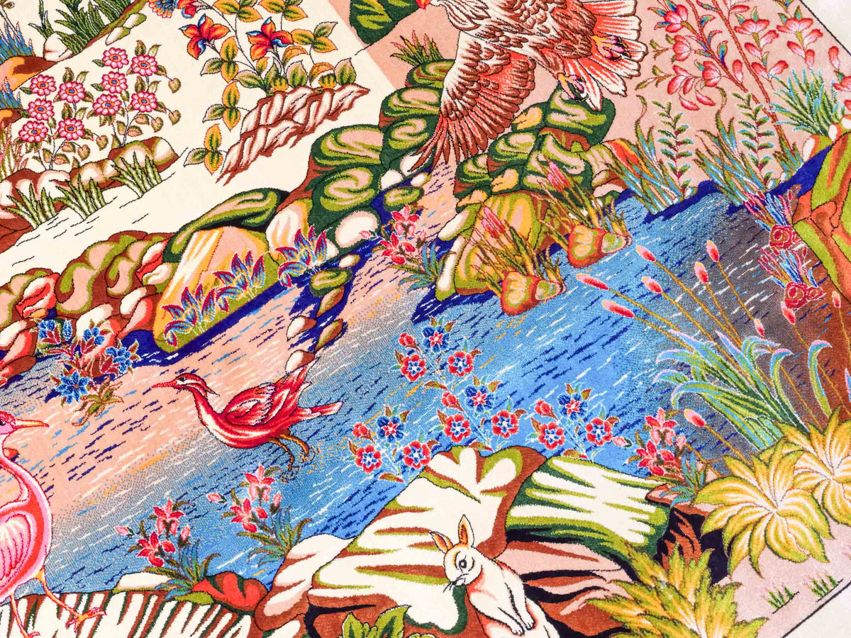 Ghom Maschinenteppich "Pahlevan" 290 x 200 cm, mit Jagdmotiv / Paradies Garten Eden, aus pflanzlicher Seide (Viskose), Cremeweiß/Beige. Teppichnummer: V66CB580H. Persian Luxury Collection by Khademi. Made in Iran / Persia – Seller: JUPITER Intl.