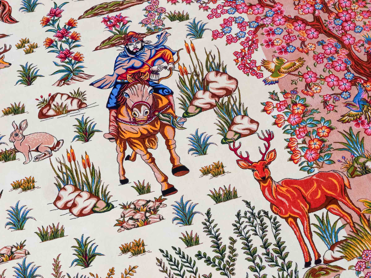 Ghom Maschinenteppich "Pahlevan" 290 x 200 cm, mit Jagdmotiv / Paradies Garten Eden, aus pflanzlicher Seide (Viskose), Cremeweiß/Beige. Teppichnummer: V66CB580H. Persian Luxury Collection by Khademi. Made in Iran / Persia – Seller: JUPITER Intl.