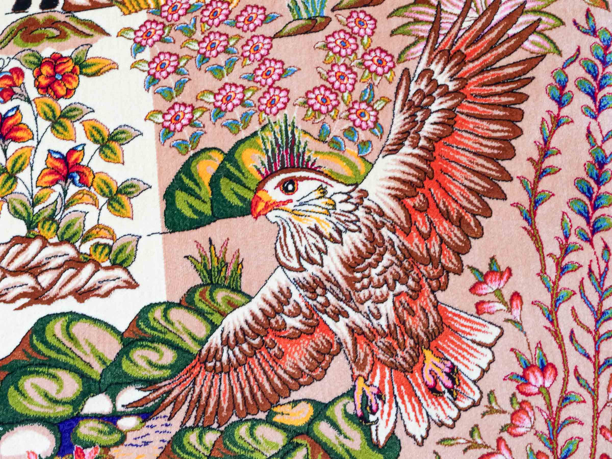 Ghom Maschinenteppich "Pahlevan" 290 x 200 cm, mit Jagdmotiv / Paradies Garten Eden, aus pflanzlicher Seide (Viskose), Cremeweiß/Beige. Teppichnummer: V66CB580H. Persian Luxury Collection by Khademi. Made in Iran / Persia – Seller: JUPITER Intl.