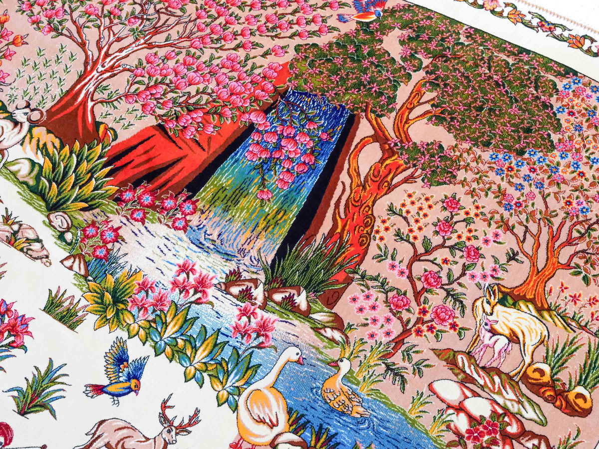 Ghom Maschinenteppich "Pahlevan" 290 x 200 cm, mit Jagdmotiv / Paradies Garten Eden, aus pflanzlicher Seide (Viskose), Cremeweiß/Beige. Teppichnummer: V66CB580H. Persian Luxury Collection by Khademi. Made in Iran / Persia – Seller: JUPITER Intl.