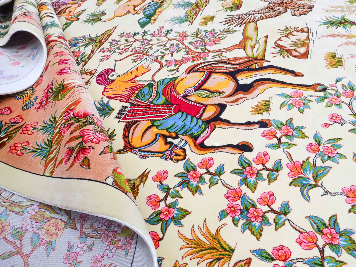 Ghom Maschinenteppich "Pahlevan" 290 x 200 cm, mit Jagdmotiv / Paradies Garten Eden, aus pflanzlicher Seide (Viskose), Cremeweiß/Beige. Teppichnummer: V66CB580H. Persian Luxury Collection by Khademi. Made in Iran / Persia – Seller: JUPITER Intl.
