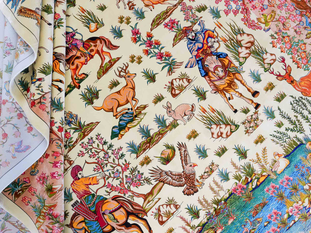 Ghom Maschinenteppich "Pahlevan" 290 x 200 cm, mit Jagdmotiv / Paradies Garten Eden, aus pflanzlicher Seide (Viskose), Cremeweiß/Beige. Teppichnummer: V66CB580H. Persian Luxury Collection by Khademi. Made in Iran / Persia – Seller: JUPITER Intl.