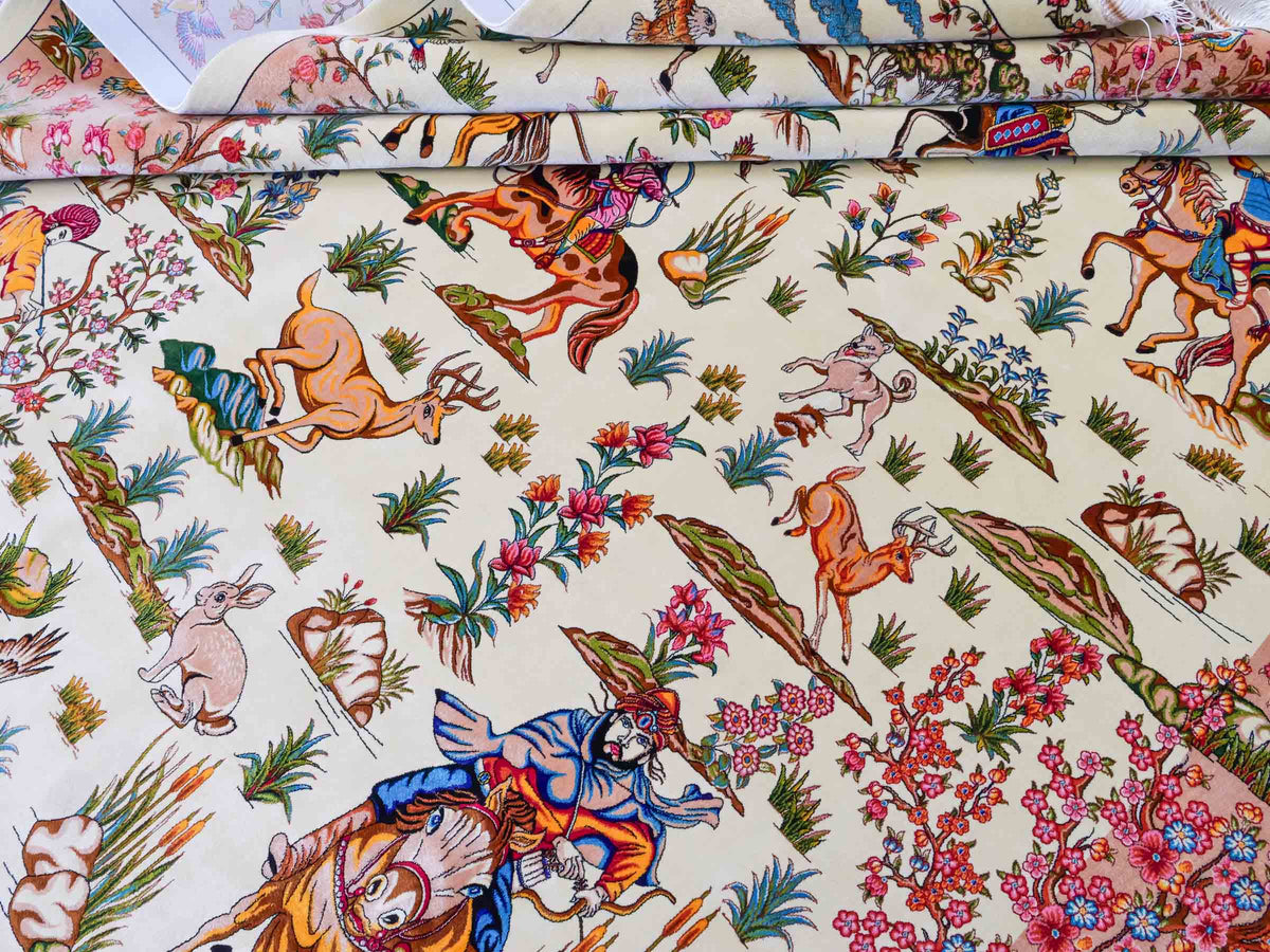 Ghom Maschinenteppich "Pahlevan" 290 x 200 cm, mit Jagdmotiv / Paradies Garten Eden, aus pflanzlicher Seide (Viskose), Cremeweiß/Beige. Teppichnummer: V66CB580H. Persian Luxury Collection by Khademi. Made in Iran / Persia – Seller: JUPITER Intl.