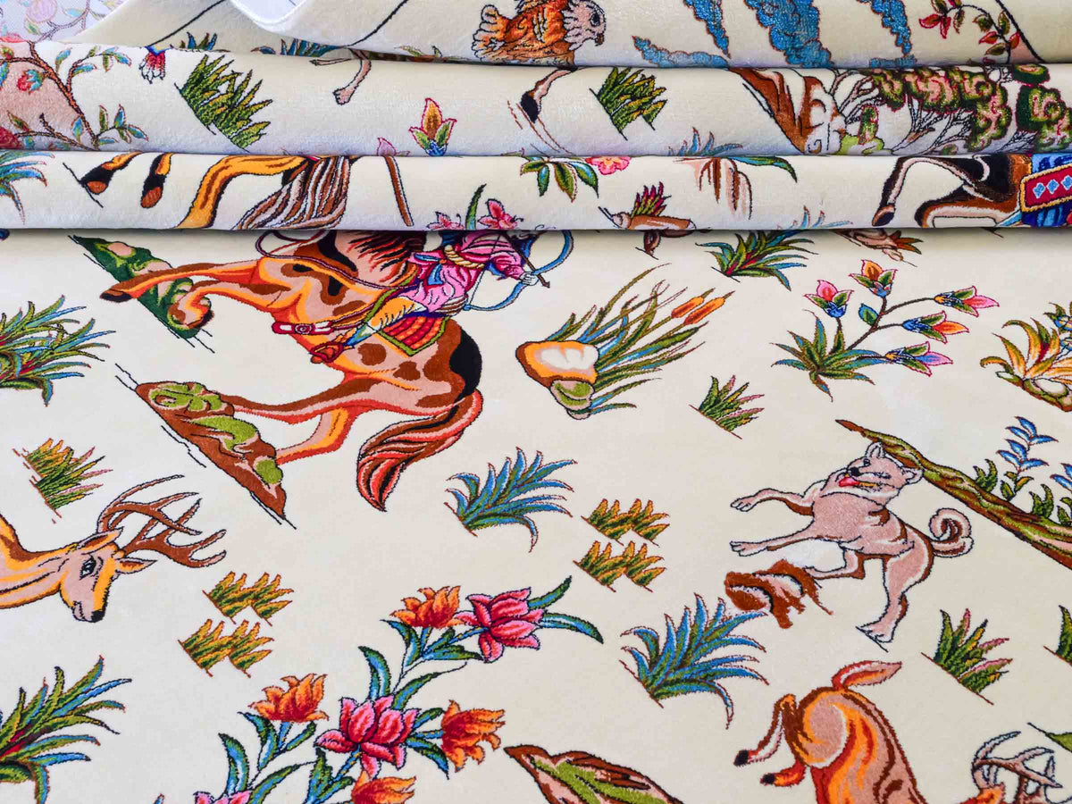 Ghom Maschinenteppich "Pahlevan" 290 x 200 cm, mit Jagdmotiv / Paradies Garten Eden, aus pflanzlicher Seide (Viskose), Cremeweiß/Beige. Teppichnummer: V66CB580H. Persian Luxury Collection by Khademi. Made in Iran / Persia – Seller: JUPITER Intl.