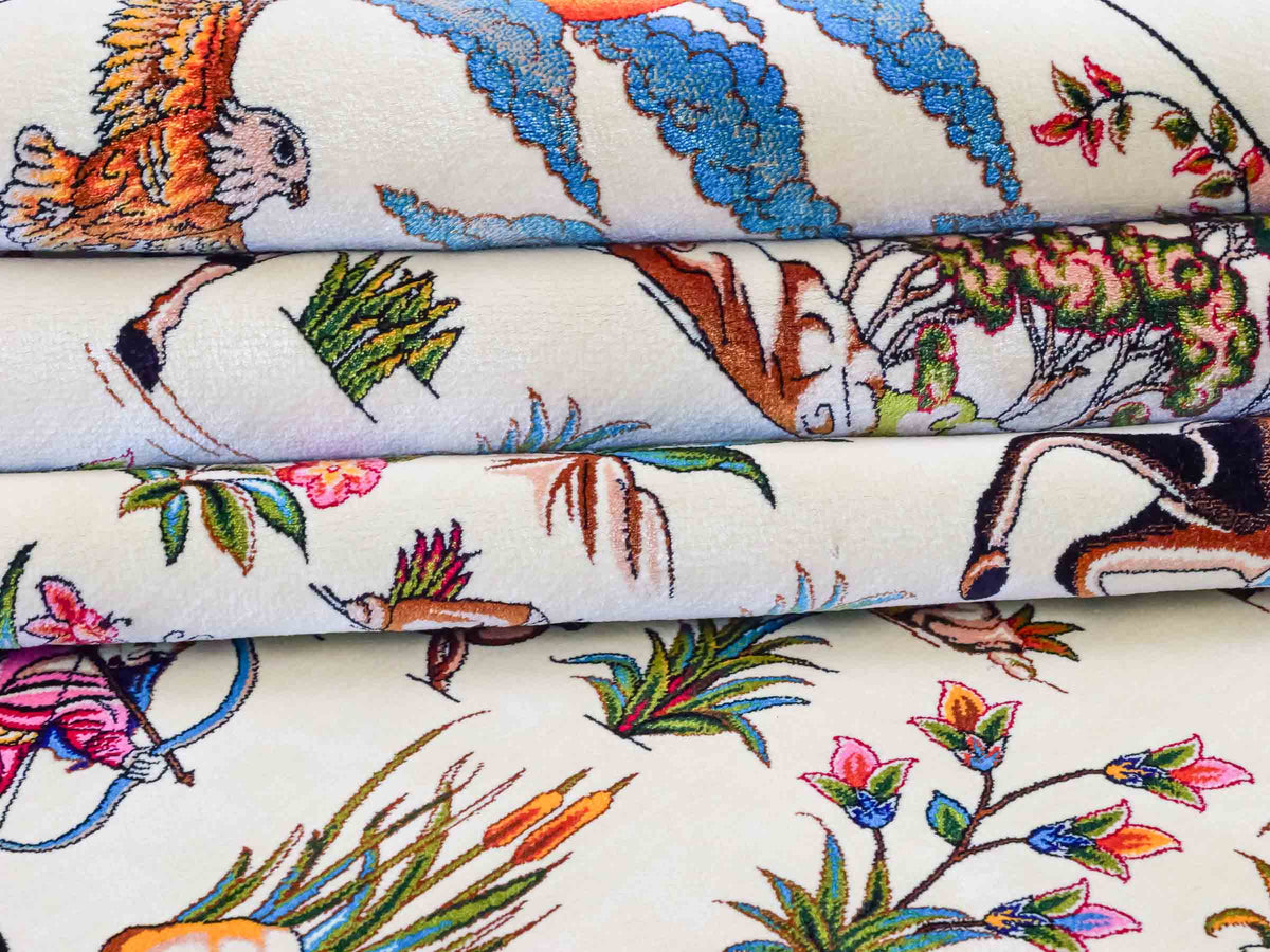 Ghom Maschinenteppich "Pahlevan" 290 x 200 cm, mit Jagdmotiv / Paradies Garten Eden, aus pflanzlicher Seide (Viskose), Cremeweiß/Beige. Teppichnummer: V66CB580H. Persian Luxury Collection by Khademi. Made in Iran / Persia – Seller: JUPITER Intl.