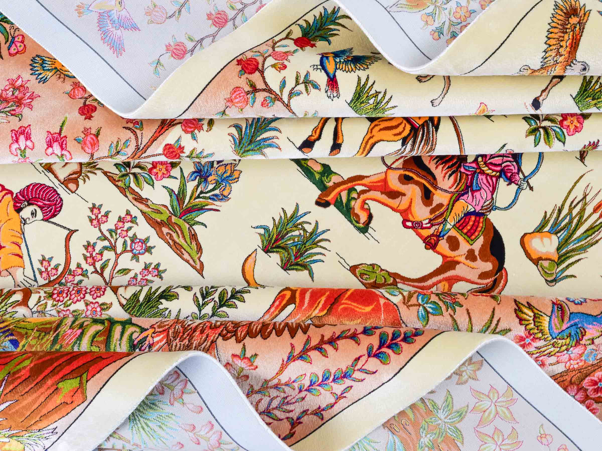 Ghom Maschinenteppich "Pahlevan" 290 x 200 cm, mit Jagdmotiv / Paradies Garten Eden, aus pflanzlicher Seide (Viskose), Cremeweiß/Beige. Teppichnummer: V66CB580H. Persian Luxury Collection by Khademi. Made in Iran / Persia – Seller: JUPITER Intl.