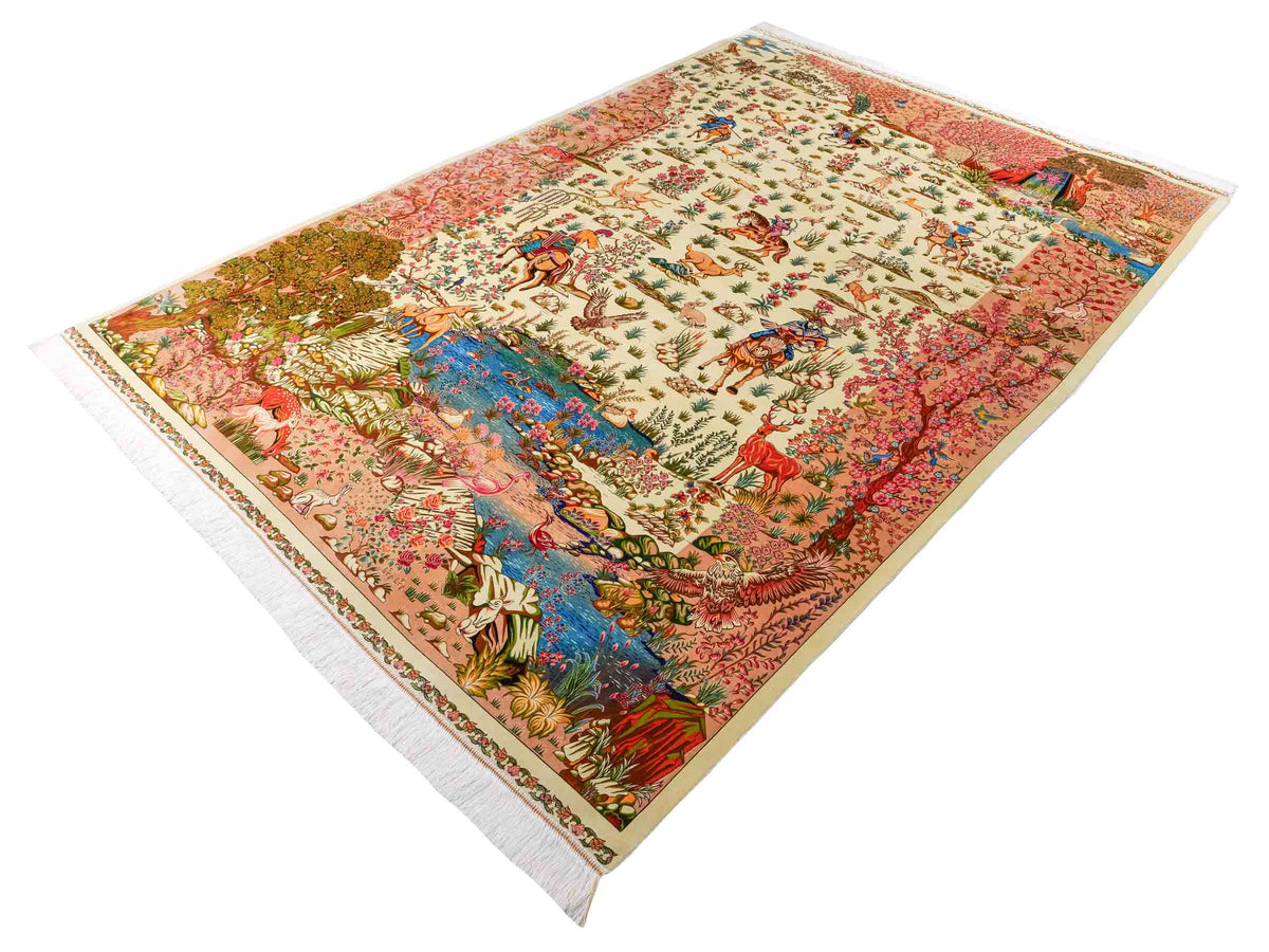 Ghom Maschinenteppich "Pahlevan" 290 x 200 cm, mit Jagdmotiv / Paradies Garten Eden, aus pflanzlicher Seide (Viskose), Cremeweiß/Beige. Teppichnummer: V66CB580H. Persian Luxury Collection by Khademi. Made in Iran / Persia – Seller: JUPITER Intl.